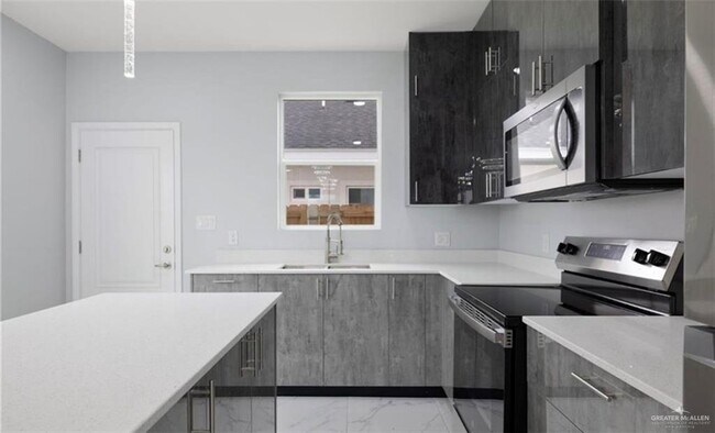 Building Photo - 18 South Dr