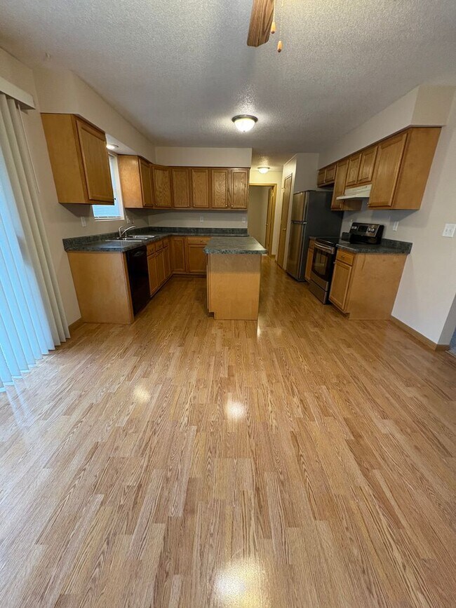 Building Photo - 801 Evergreen Dr