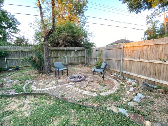 Building Photo - 2 Bedroom 2 Bathroom plus Bonus Room with ALL Appliances Included