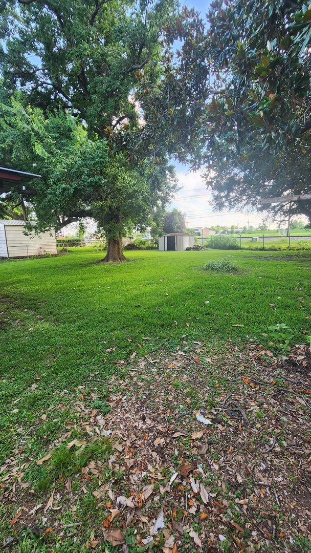 Building Photo - Refurbished - 3 bdrm 1 bath