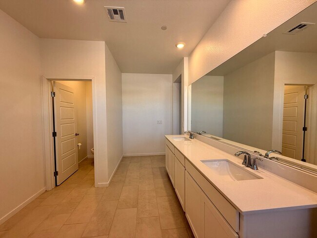 Building Photo - 4 BED 3.5 BATH 2 CAR GARAGE HOME w/ LOFT, ...