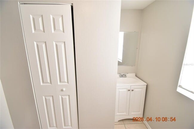 Building Photo - 10922 Hyacinth Ave