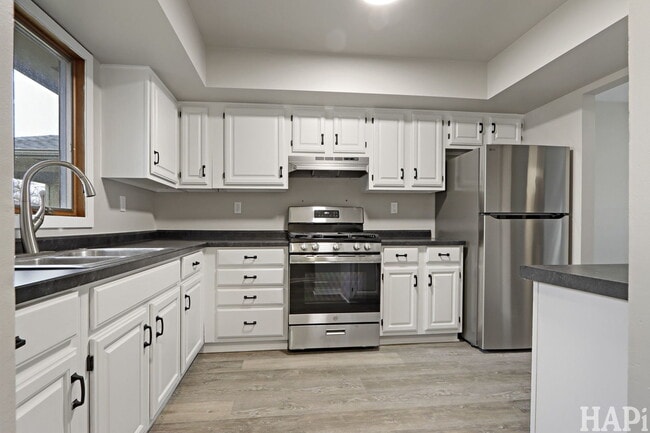 Building Photo - 920 Pleasant St