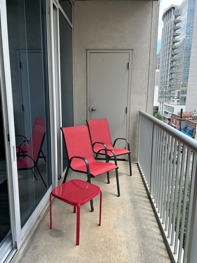 Building Photo - 400 S Tryon St