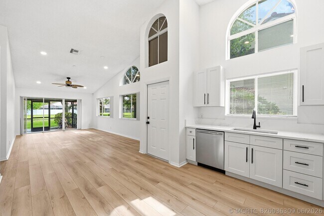 Building Photo - 7618 Pinewalk Dr S