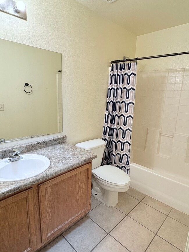 Building Photo - 3 bed/2 bath home on the north west side with garage and fenced yard