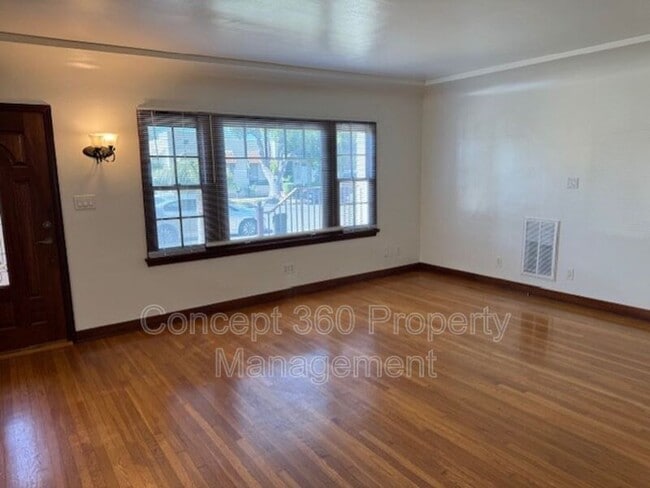 Building Photo - 2729 E De Soto St
