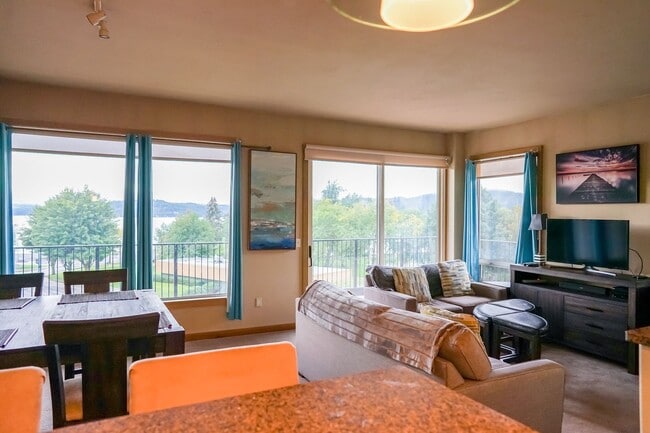 Building Photo - Furnished condo with a view of the lake an...