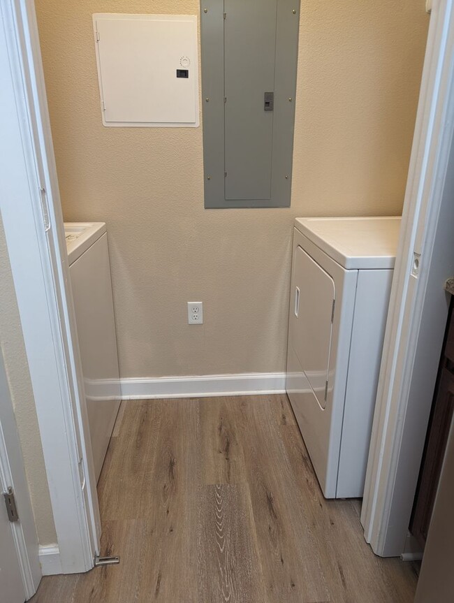 Building Photo - New Luxury 1B/1B Apartment in FWB in Prist...