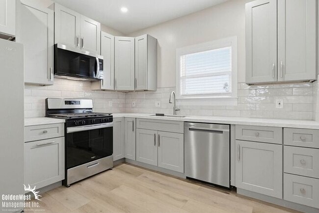 Building Photo - Beautifully Renovated 4Bdm 2Ba Apartment with Modern Finishes in San Diego!