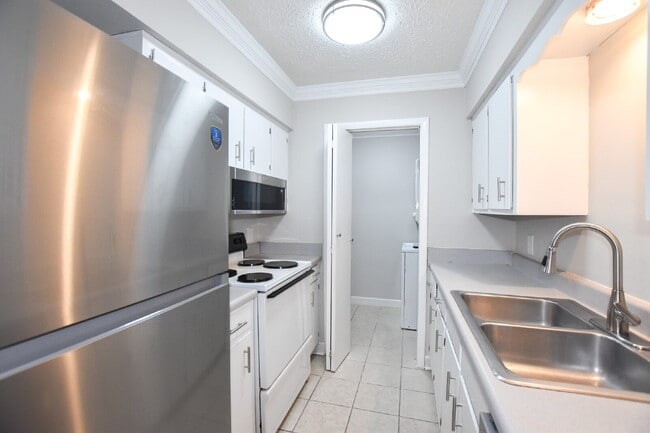 Building Photo - Charming Condo with community pool