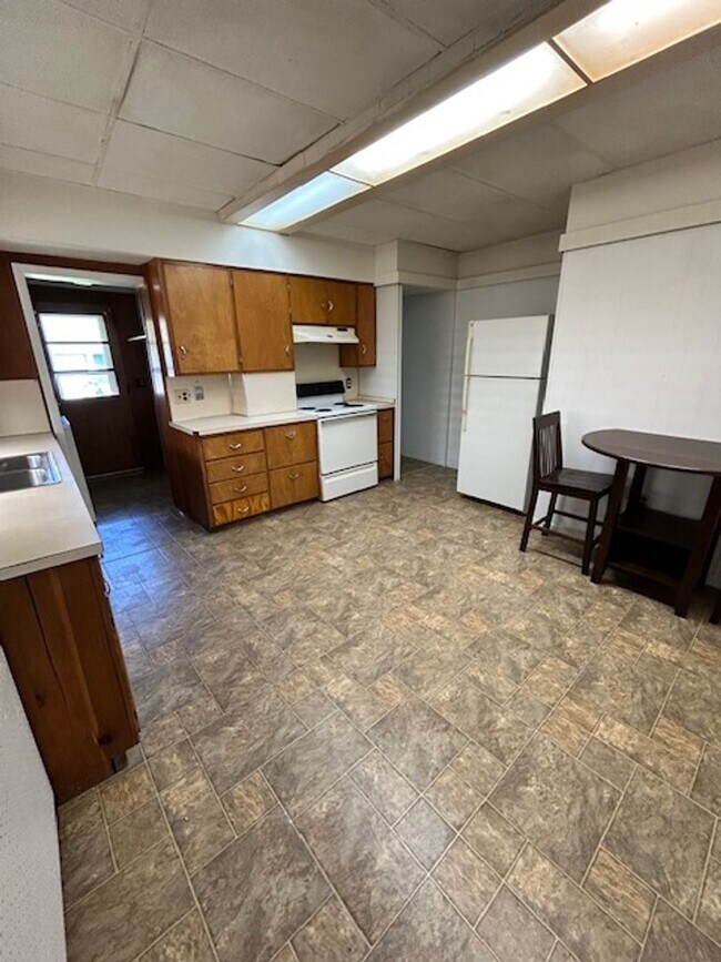 Building Photo - 1410 St James Pl