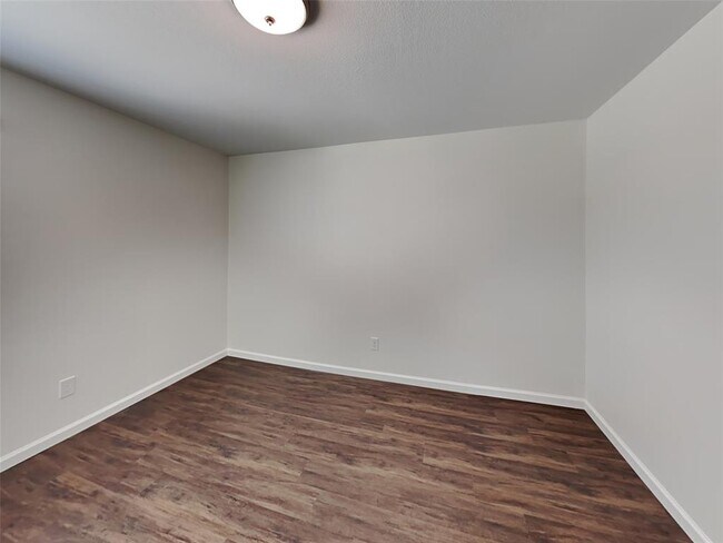 Building Photo - 5023 Highland Crest Dr