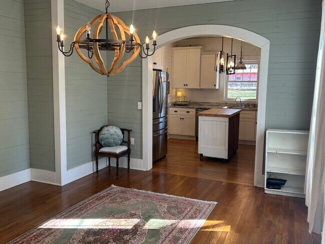 Building Photo - Beautiful Home Heart of Hartselle