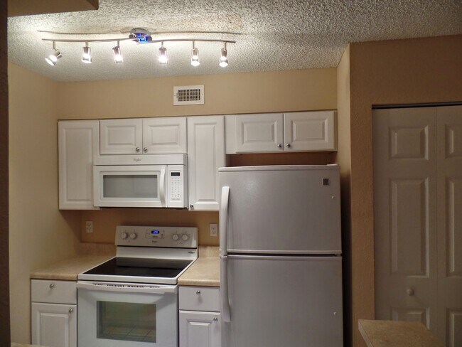 Building Photo - 2831 N Oakland Forest Dr