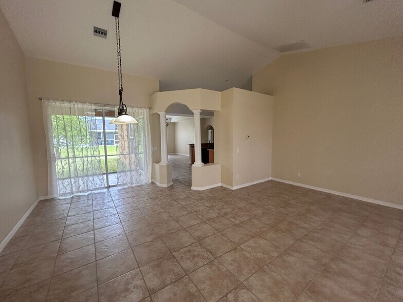 Building Photo - Gorgeous 4/2 wont last long