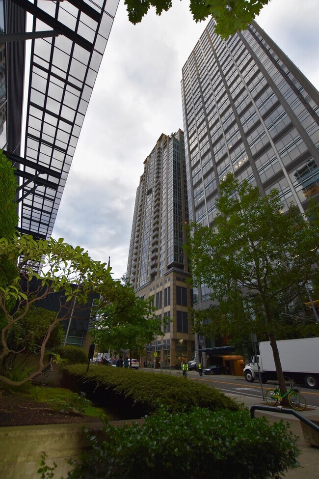 Building Photo - Beautiful Downtown 2 Bedroom Condo - Spaci...