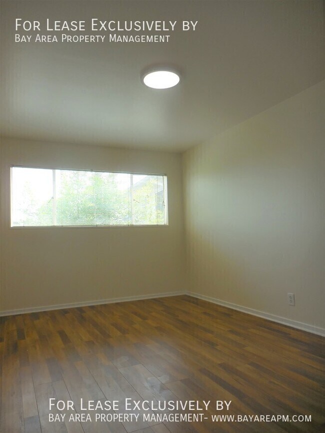Building Photo - 286 Elm St