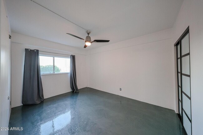 Building Photo - 353 E Thomas Rd