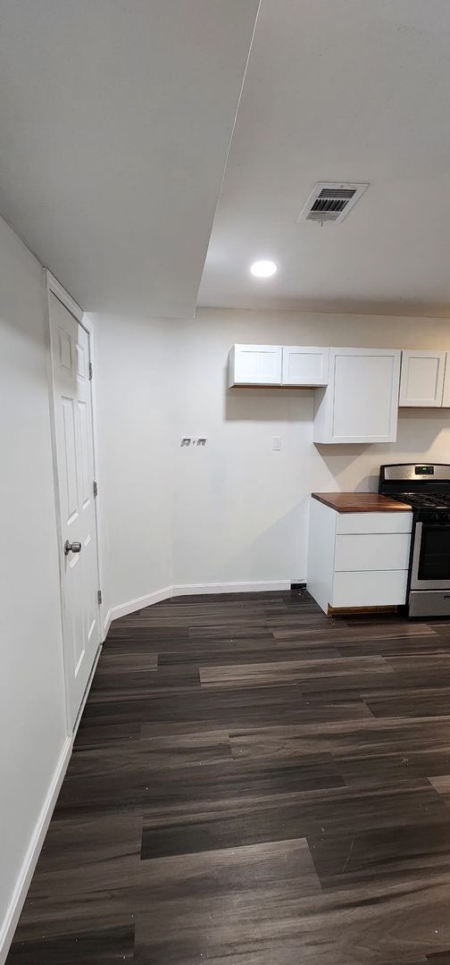 Building Photo - Newly Renovated 3-Bedroom Apartment in Pen...