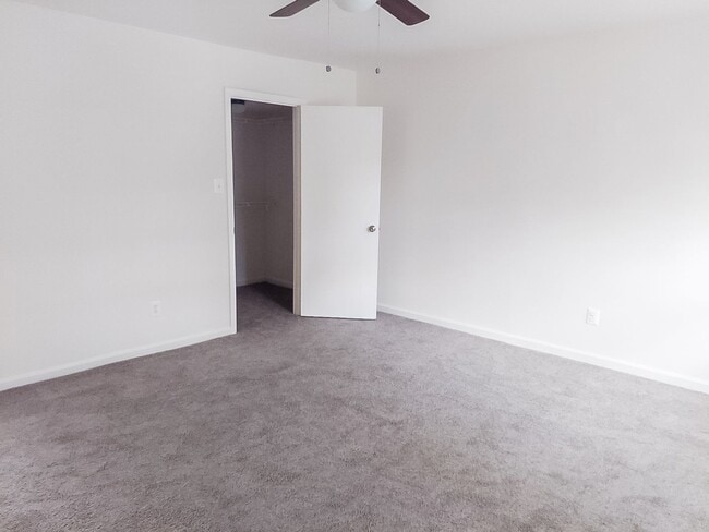 Building Photo - Spacious And Renovated 3 Bed 2 Bath Interi...