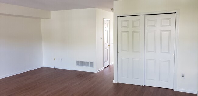 Building Photo - 752 Springfield Ct