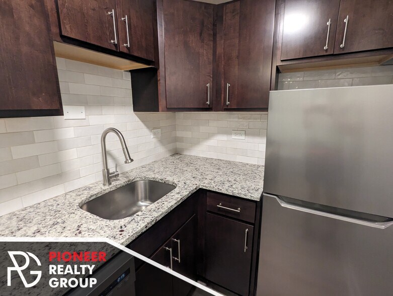 Building Photo - 503 W Barry Ave