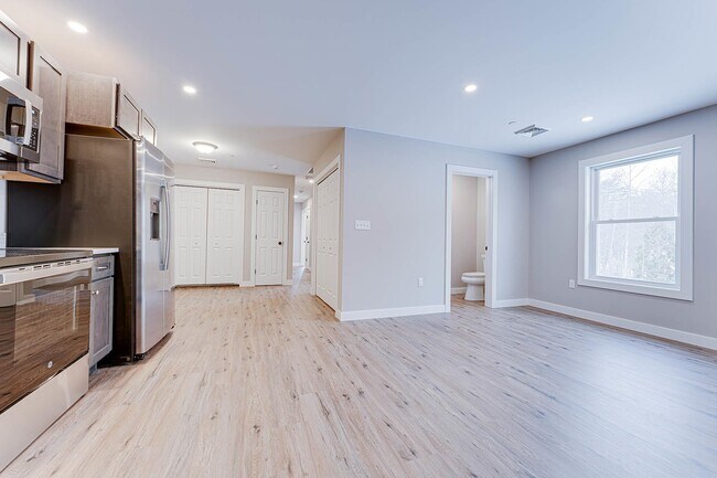 Building Photo - 3 Strafford Rd