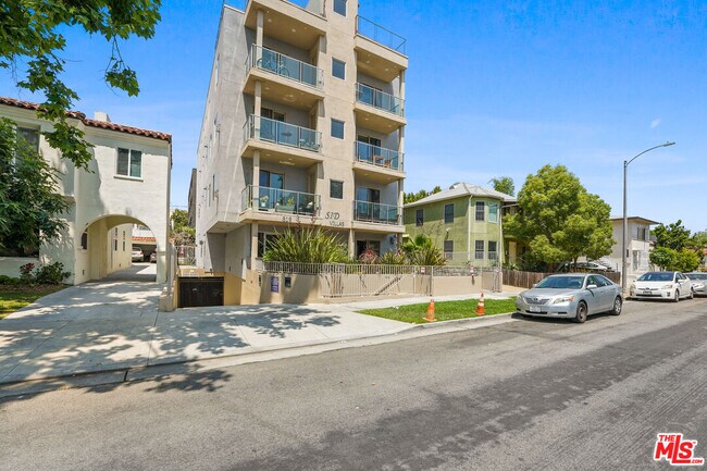 Building Photo - 819 S Holt Ave
