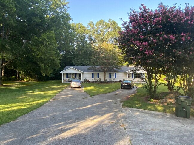 Building Photo - 11 Oak St