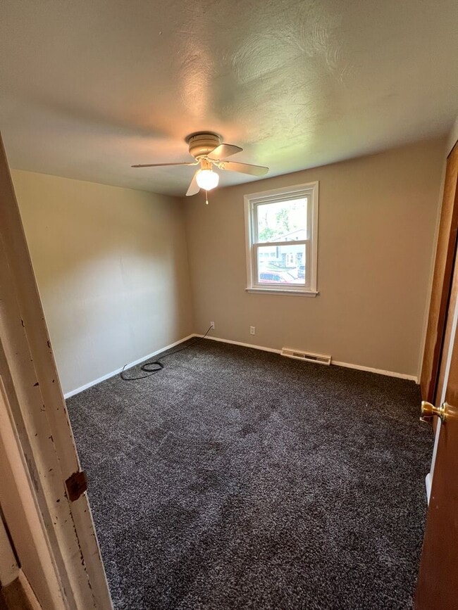 Building Photo - Nice 3 bedroom bi level with garage