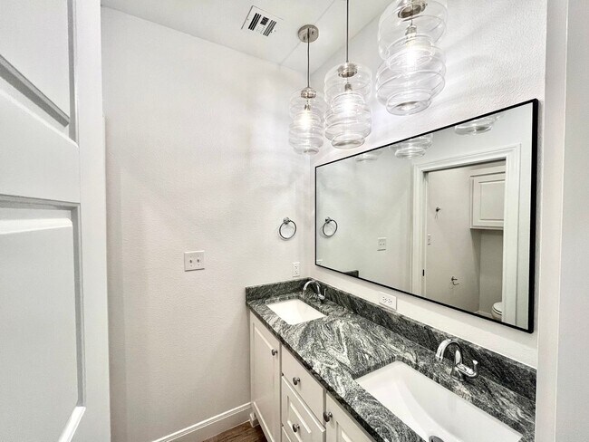 Building Photo - 4 Bed/2 Bath Home