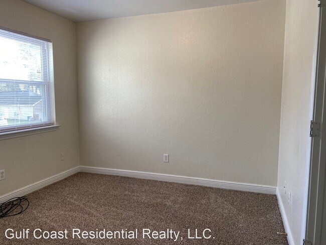 Building Photo - 4 br, 2.5 bath House - 11093 Oakcrest Drive