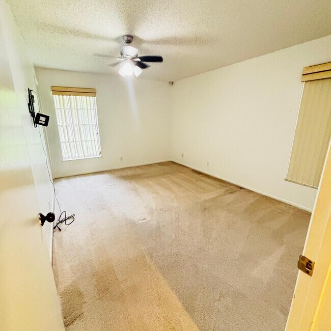 Building Photo - 386 Bennington Ln