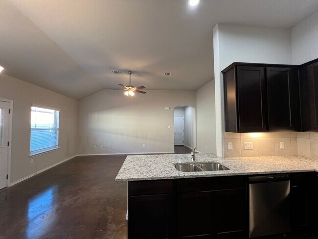Building Photo - Luxury 3/2 Duplex in Seguin, Texas