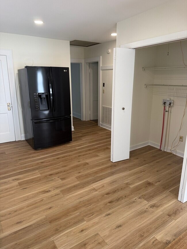 Building Photo - 823 Bristol Dr