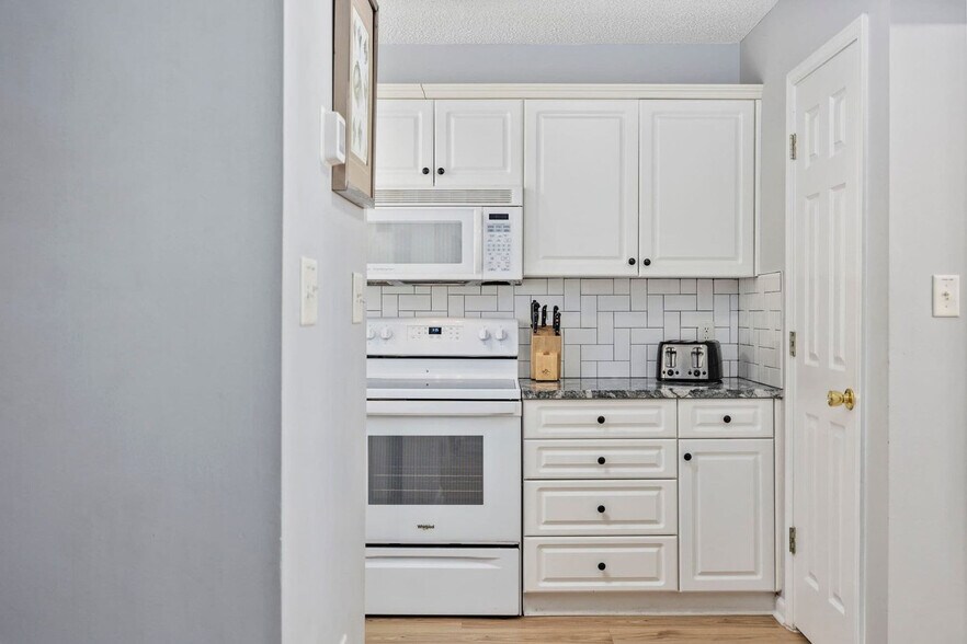 Building Photo - 111B S Yaupon Dr