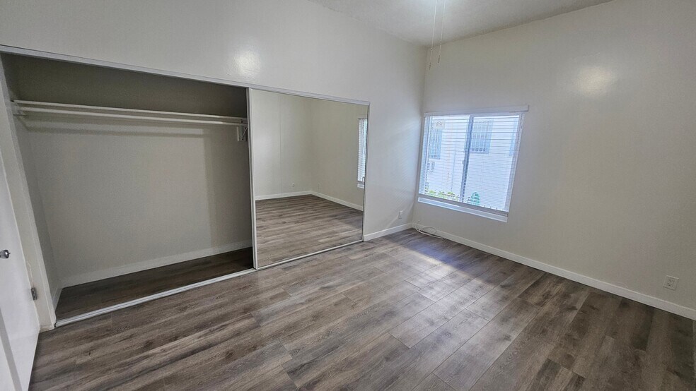 Building Photo - 1860 N Mariposa Ave