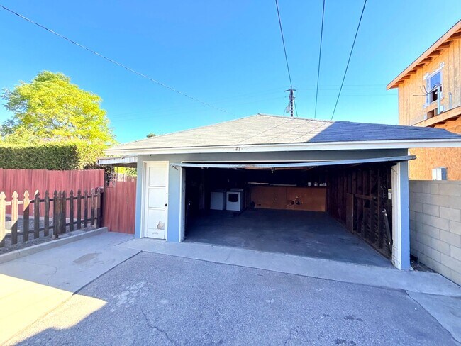 Building Photo - 6200-6202 Muscatel