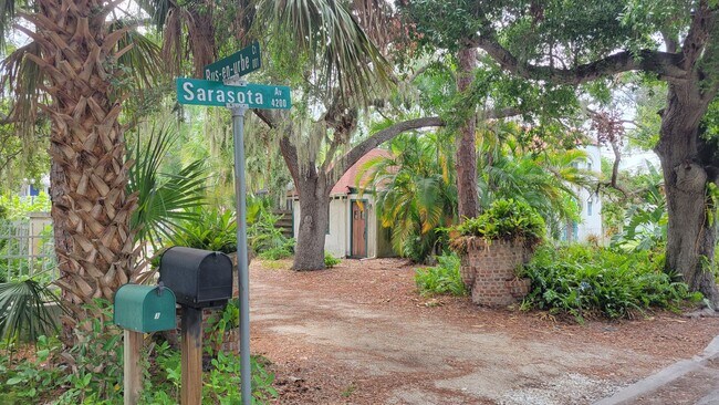 Building Photo - Annual/short term or seasonal turnkey furn...