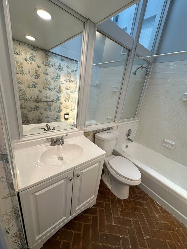 Building Photo - 3 BED | 2.5 BATH | OFF STREET PARKING | PRIVATE BACKYARD | HISTORIC DISTRICT