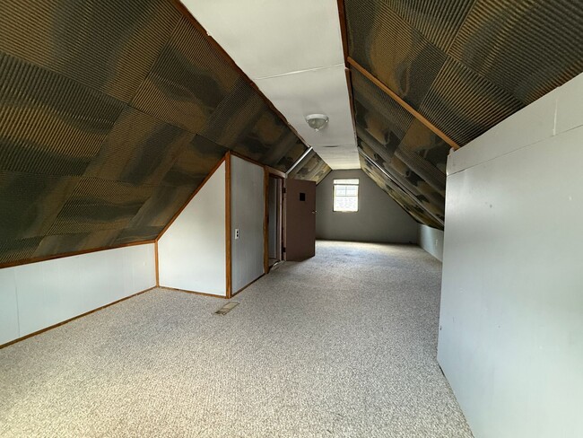 Building Photo - Large 3 bed 1 bath! - Elwood!
