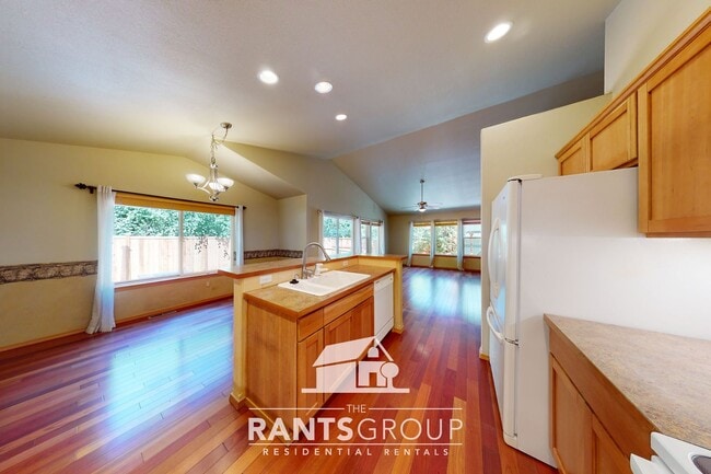 Building Photo - Well-Maintained 2-Bed / 2-Bath Home with A...