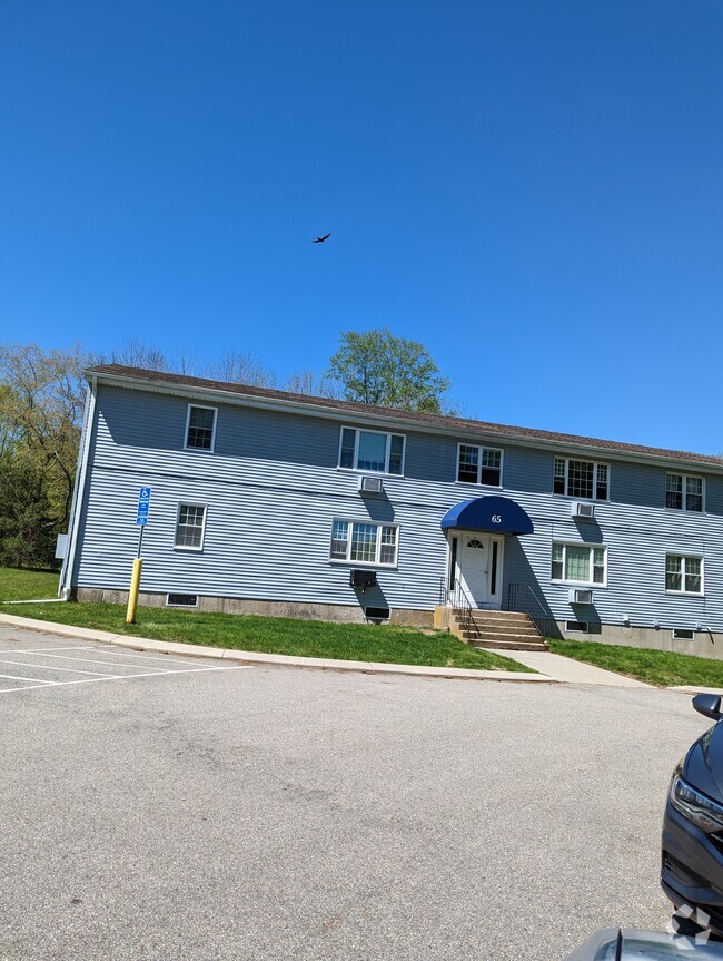 Building Photo - 65 Horse Pond Rd