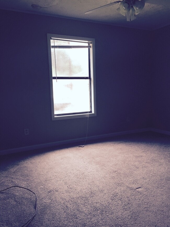 Building Photo - Duplex on East University Drive!