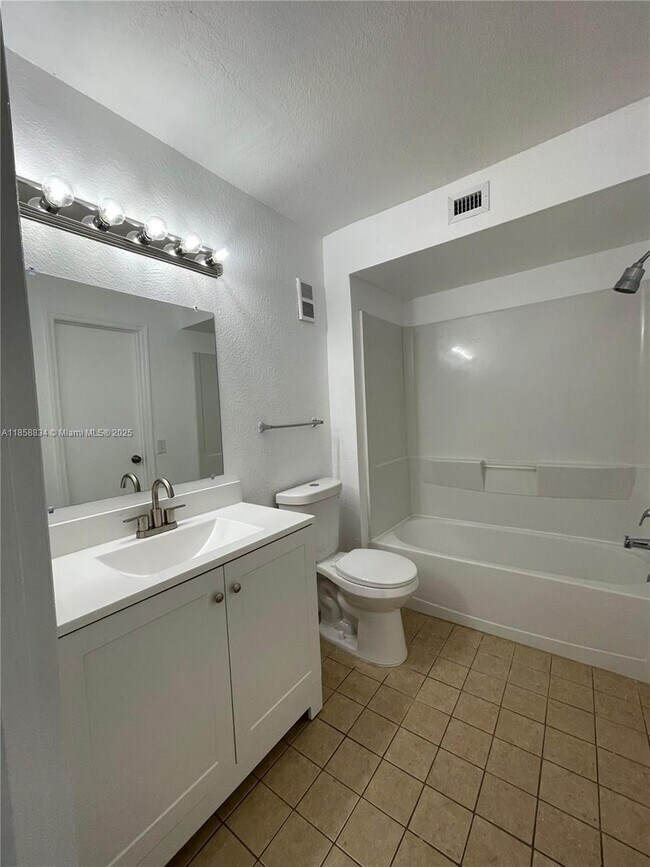 Building Photo - 12400 Vista Isles Dr