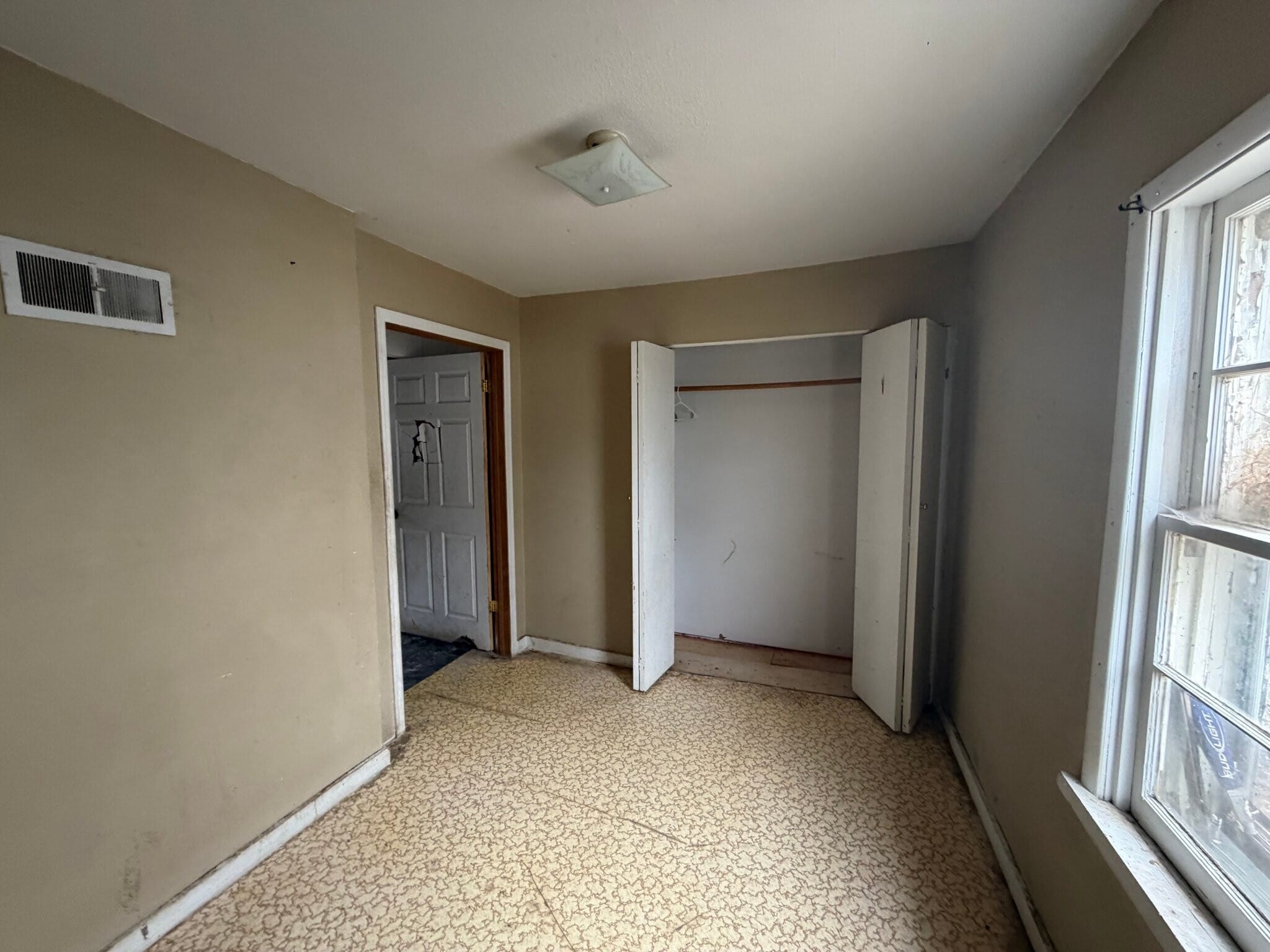 Building Photo - 1604 S Kneer Ave