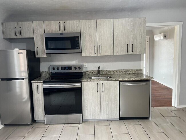 Building Photo - 2618 Idalia Ave