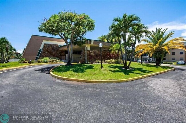 Building Photo - 4990 E Sabal Palm Blvd