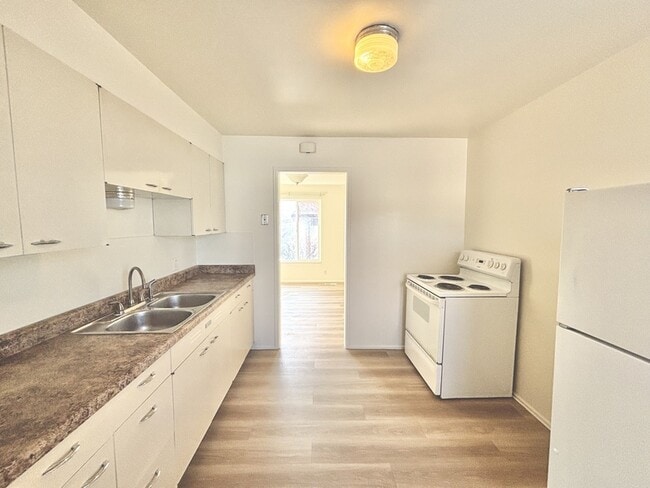 Building Photo - 1001 S 400 E